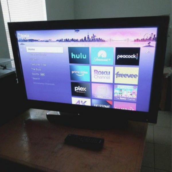 Photo of Dynex 32" LCD 720p 60 Hz HDTV. Pick up only.