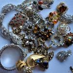 GROUPING OF VINTAGE COSTUME JEWELRY OF RHINESTONE AND OTHER.