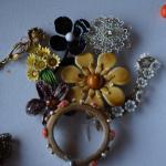 GROUPING OF VINTAGE COSTUME JEWELRY OF FLOWERS TO INCLUDE WOVEN GOLD TONE WITH C
