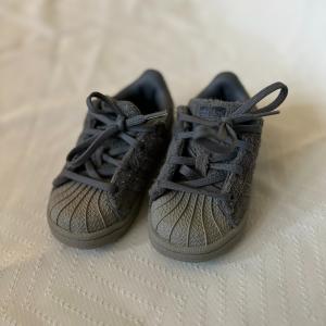 Photo of Adidas superstar toddler sneakers Sz 6 LIKE NEW