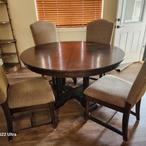 Photo of Table with leaf and 6 chairs