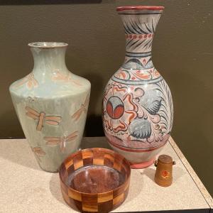 Photo of 2 vases and wooden bowl