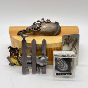 Photo of LOT 238J: Metal Brooches/Pins