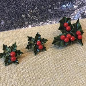 Photo of HOLLLY LEAVES GREEN W RED BERRIES VINTAGE BROOCH CHRISTMAS PLASTIC/Resin Type
