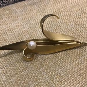 Photo of Vintage Brooch with Pearl