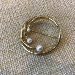 Photo of VINTAGE SIGNED MONET PIN SWIRL DESIGN WITH FAUX PEARL BROOCH