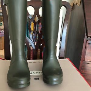 Photo of Hunter Boots Tall Rain Boots Ladies 7 Dark Olive New  in Box