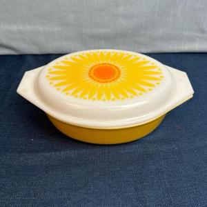 Photo of Lot 134 Vintage 2  1/2 Qt Yellow Pyrex Sunflower Daisy Casserole 045 With Lid