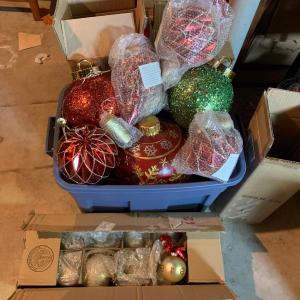 Photo of LOT 259R: Large Home Decor Ornaments