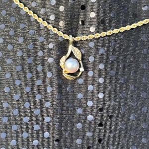 Photo of 14 k gold pendant with pearl and diamond