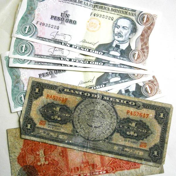 Photo of (6) 1987 One Peso DOMINICAN REPUBLIC and (2) 1967 One Peso Mexican Banknotes