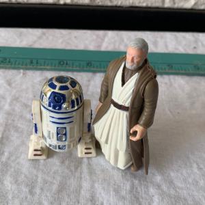 Photo of Small Star Wars figures R2D2 and Obe-Wan Kenobi