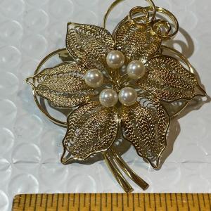 Photo of Vintage Filigreed Gold-tone Cultured Pearl Fashion Pin/Brooch in VG Preowned Con