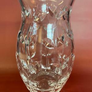 Photo of A LARGE CRSYTAL VASE BY TIFFANY, VINE AND LEAF