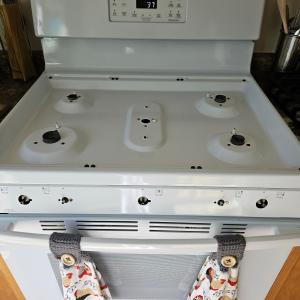 Photo of GE gas stove.