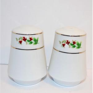 Photo of Free-Form Set with 2 Gold Rings and Holly Leaves + Berries 3"