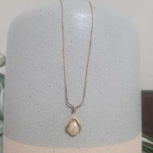 Photo of Costume Jewelry - pearl and gold tear shape necklace