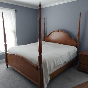 Photo of Pennsylvania House King Size Four Poster Bed Frame (PB-BBL)