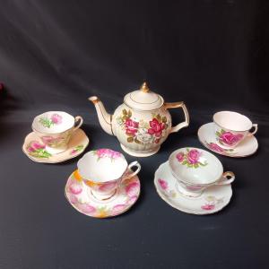Photo of CHINA TEAPOT AND 4 CUPS & SAUCERS