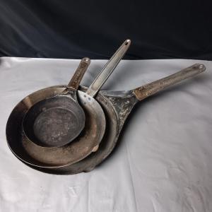 Photo of 4 ANTIQUE SKILLETS, NATIONAL-COLD HANDLE AND 1 UNKNOWN