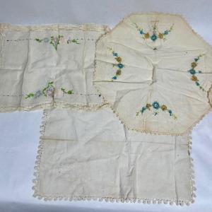 Photo of Vintage Linen vLot - 3 pieces of embroidered table decor