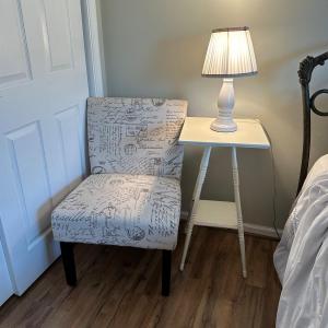 Photo of LOT 40X: Home Decor Collection - Chair Lamp & Side Table