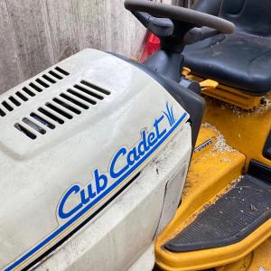 Photo of LOT 118: Cub Cadet 2166 Series 2000 Riding Lawn Mower with Rear Bagger