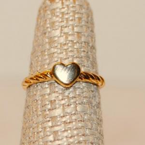 Photo of Size 6½ Small Gold Tone Heart & Band Ring (1.7g)