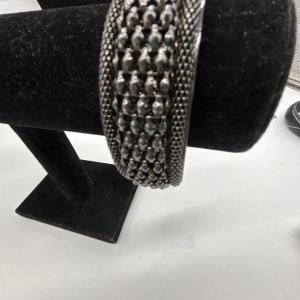 Photo of Black shiny design bracelet