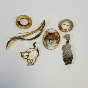 Photo of Lot 233: Collection of 6 Brooches