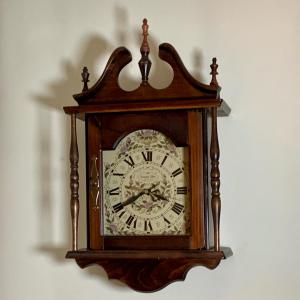 Photo of LOT 133: Beautiful Colonial Style Wooden Quartz Wall Clock