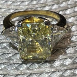 Photo of Vintage Gold-toned 3-Stone Fashion Cocktail Ring Size-7 in Good Preowned Conditi