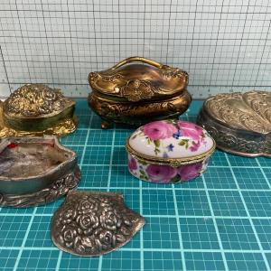 Photo of 5 larger trinket boxes