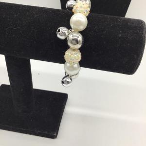 Photo of Beautiful beaded white and clear bracelet