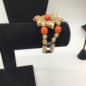 Photo of Wooden beaded flower bracelet