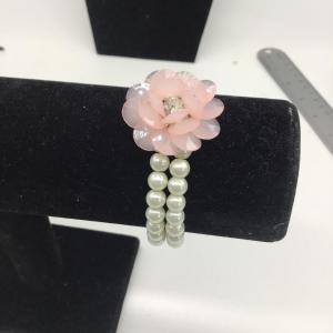 Photo of Pearly bracelet with light pink flower