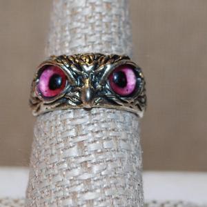 Photo of Size 7¾ Pink Eyed Owl Face Ring on a Silver Tone Overlapping Band (5.9g)