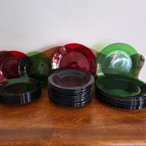Photo of 36 green & red dish set