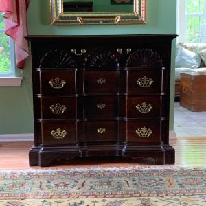 Photo of LOT 193: 4-Drawer Chippendale Style Bachelors Chest/Sideboard