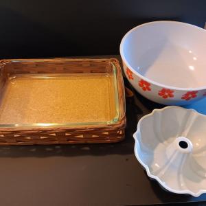 Photo of Pyrex cake pan with Basket - plastic salad bowl - and Bundt cake pan