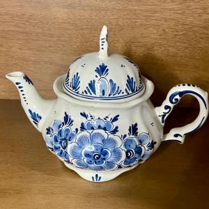 Photo of Delft’s Holland teapot