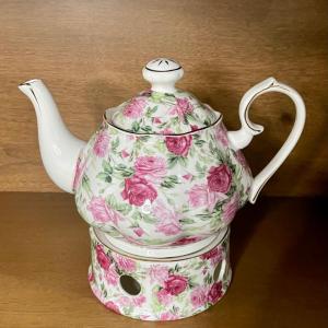 Photo of Pink teapot with warmer