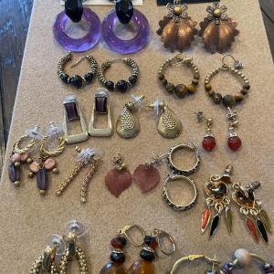 Photo of 18 pairs of post earrings