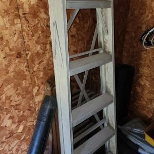 Photo of 6 foot aluminum ladder