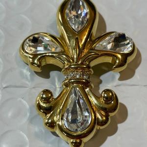 Photo of Vintage Swarovski Style Fashion Crystal Pin/Brooch in Good Preowned Condition.