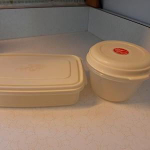 Photo of 2 pc Rubbermaid dishes