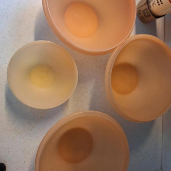 Photo of 4 orange tupperware bowls