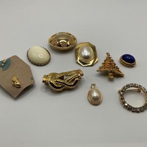 Photo of Group of pins, pendants, scarf clips gold tones