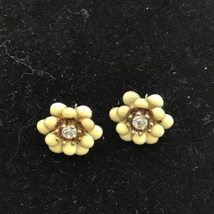 Photo of Sparkle creme flower stud earrings