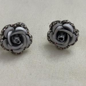 Photo of Women’s rose fashion earrings